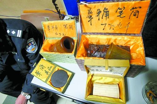 這些商品被暫扣，并根據(jù)鑒定情況對(duì)販賣者依法處罰。 記者 閆化莊 攝