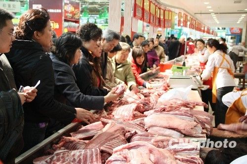 資料圖。1月份CPI等經(jīng)濟(jì)數(shù)據(jù)將于今天發(fā)布。多家機(jī)構(gòu)預(yù)計(jì)，受春節(jié)“錯(cuò)位”因素及豬肉價(jià)格回落影響，1月CPI同比漲幅在1.8%左右。從各機(jī)構(gòu)發(fā)布的報(bào)告來(lái)看，從2月開(kāi)始，CPI或?qū)⑦M(jìn)入新一輪上行周期。