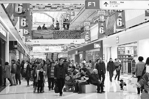  近年來，在商場“過年”成了很多市民的選擇。