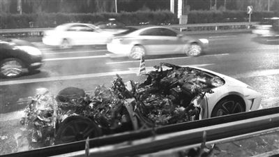 蘭博基尼自燃后報(bào)廢?！∥⒉┚W(wǎng)友 SCC寬寬 攝