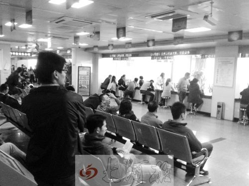 鄭州住房公積金管理中心辦事大廳，坐滿辦理業(yè)務(wù)的市民。