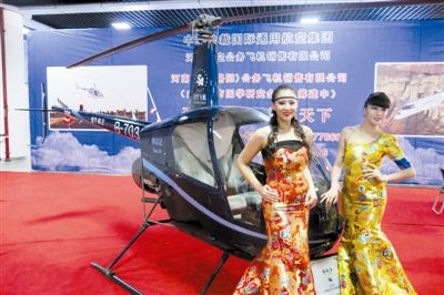 美女固然誘人，但更誘人的恐怕還是直升機(jī)