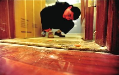 新房地板瓷磚有裂痕。 本報(bào)記者 陶冉 攝