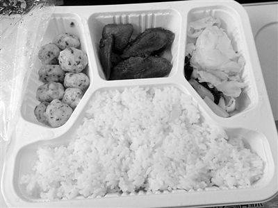 動(dòng)車(chē)僅售14元法國(guó)礦泉水 記者亮身份后2元水現(xiàn)身