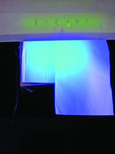 記者的采訪本比A4紙熒光劑更多。