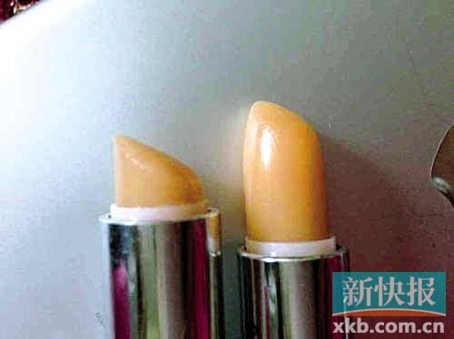 ■蘇小姐將其在專柜和聚美優(yōu)品購(gòu)買的伊麗莎白雅頓唇膏對(duì)比，產(chǎn)品包裝和唇膏顏色明顯不同。