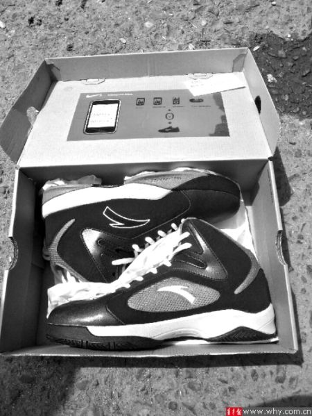 劉先生下單訂購(gòu)的運(yùn)動(dòng)鞋包裝為“耐克”，里面卻是“安踏”。 受訪者供圖