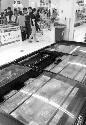 新街口某超市羊肉卷柜臺(tái)無(wú)人問(wèn)津。