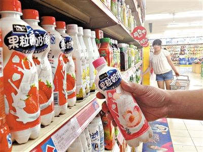 昨日，勁松京客隆超市貨架上，可口可樂果粒奶優(yōu)仍在售。可口可樂公司昨日發(fā)表聲明稱，已使用25公斤可能受到肉毒桿菌污染的乳粉，用于生產(chǎn)個別批次的美汁源果粒奶優(yōu)。新京報記者 韓萌 攝