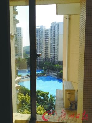 番禺某養(yǎng)老公寓外可見室外泳池。羅樺琳/圖