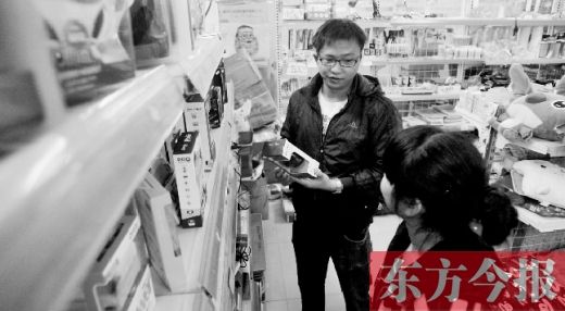 大學(xué)生創(chuàng)業(yè)孵化園內(nèi)，大學(xué)生S團(tuán)實體店的工作人員在向兩個同學(xué)推介商品