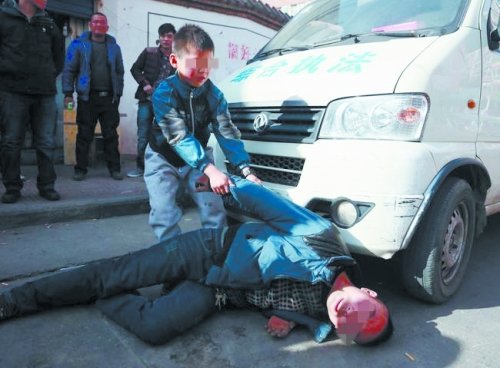 孩子想把躺在執(zhí)法車(chē)前的父親拉起來(lái) 孩子想把躺在執(zhí)法車(chē)前的父親拉起來(lái)