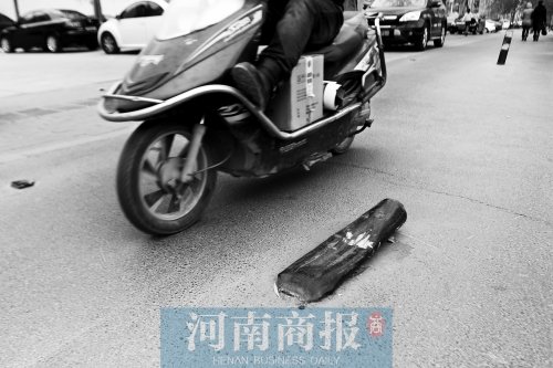 金水路上，一根路樁被撞倒