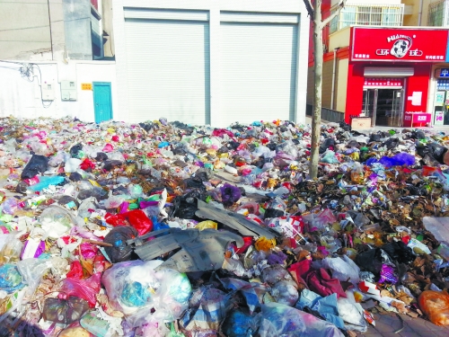 人行道上，垃圾“綿延”30來米。