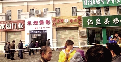 發(fā)生命案的投資公司門(mén)前已拉起了警戒線(xiàn)