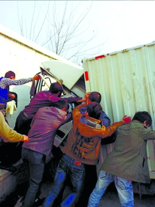 眾人把車往后推，從駕駛室救人