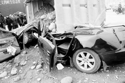 西峽載石塊貨車側(cè)翻壓奧迪 奧迪司機被埋身亡