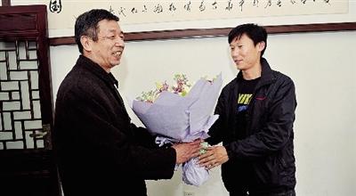 男子欲拔菜刀砍公交車長(zhǎng) 奪刀老人是位老中醫(yī) 男子欲拔菜刀砍公交車長(zhǎng) 奪刀老人是位老中醫(yī)