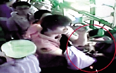 一名小偷拉開了乘客李女士的包，并在包里摸了足足3分多鐘。最終，李女士被偷了2.4萬多元錢?！?翻拍視