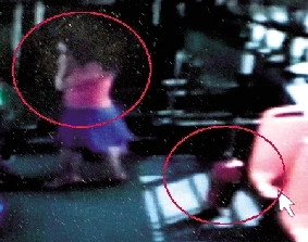 去年10月份的一天，一名女乘客打著電話下了車，包丟在了車上。(翻拍視頻)