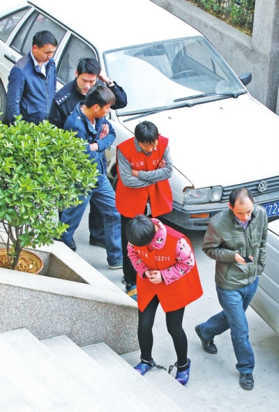 制造胡噴鬧劇的始作俑者——一家裝飾公司的4名負(fù)責(zé)人與其雇用的兩名“胡噴”被刑拘。