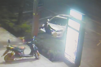 監(jiān)控視頻顯示，一名女子正在往路燈桿和路牌燈箱上噴涂。