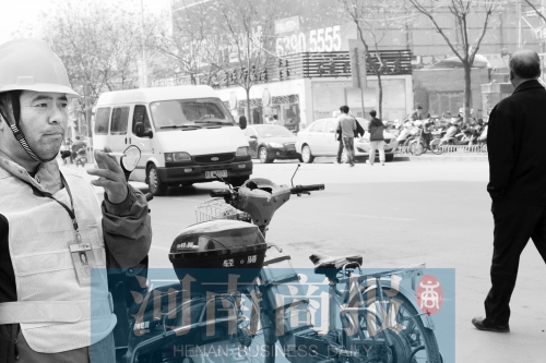  燃氣泄漏,消防員演習變實戰(zhàn)。而幾米外,有工作人員在抽煙