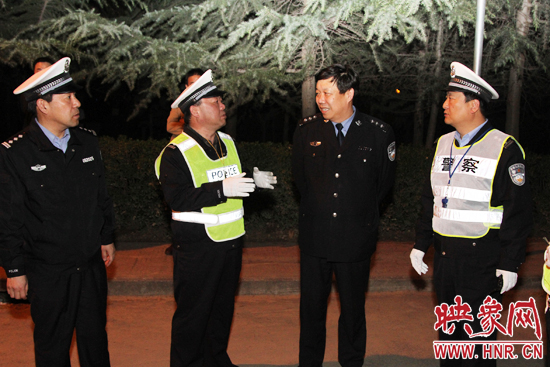 該支隊支隊長石軍(左二)、政委周西漢（左一）在向省總隊督導(dǎo)組匯報整治酒駕時的情景。