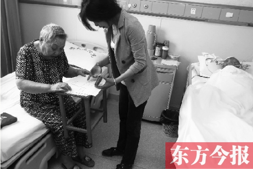 昨日，鄭大五附院二號(hào)樓住院部，馬老太寫(xiě)下委托書(shū)，并簽字摁指印委托女兒代理為昏迷老伴解鎖取錢