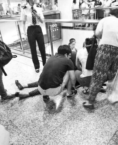 男子繼母被捅傷后跑到站內(nèi)，倒在了地上（圖片來自網(wǎng)絡(luò)）。