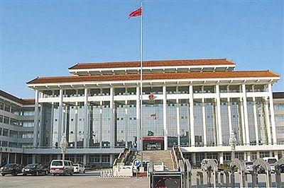 濮陽縣違規(guī)、超標修建的縣委、縣政府辦公樓。新華社發(fā)發(fā)布