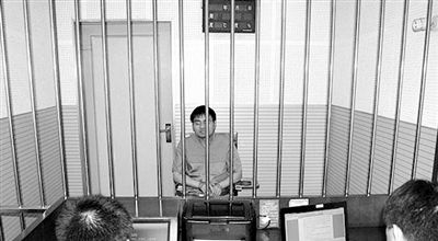 警方審訊犯罪嫌疑人“秦火火”。