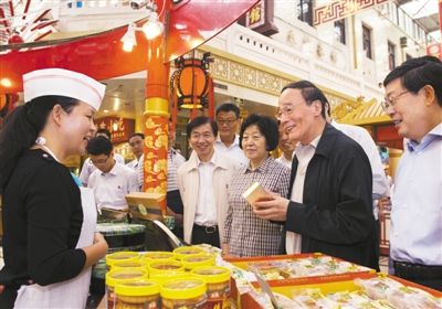 9月6日，王岐山在天津南市食品街調(diào)研，在月餅柜臺(tái)前，詢問中央關(guān)于中秋國慶嚴(yán)禁公款送禮的規(guī)定發(fā)布后的銷售情況。新華社記者 李學(xué)仁 攝