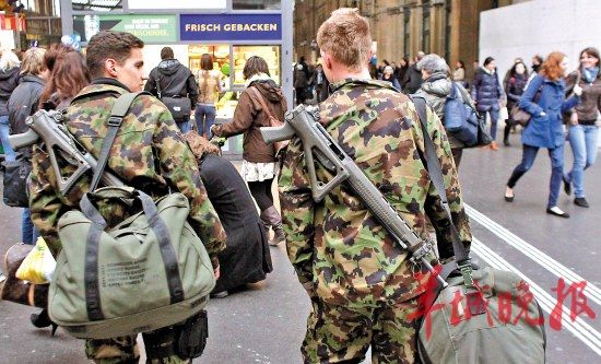 街上攜帶著武器的兩名瑞士軍人 街上攜帶著武器的兩名瑞士軍人