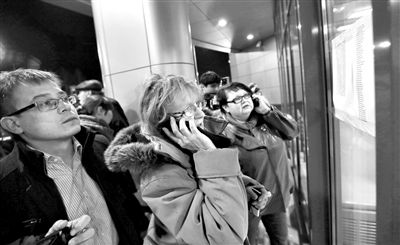 11月17日，俄羅斯喀山機(jī)場(chǎng)，一些人在查看航站樓上貼著的遇難者名單，他們可能是遇難者的親屬。