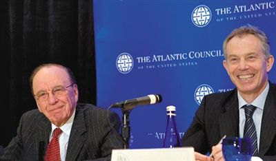 2008年，布萊爾與默多克在美國(guó)參加一國(guó)際會(huì)議。