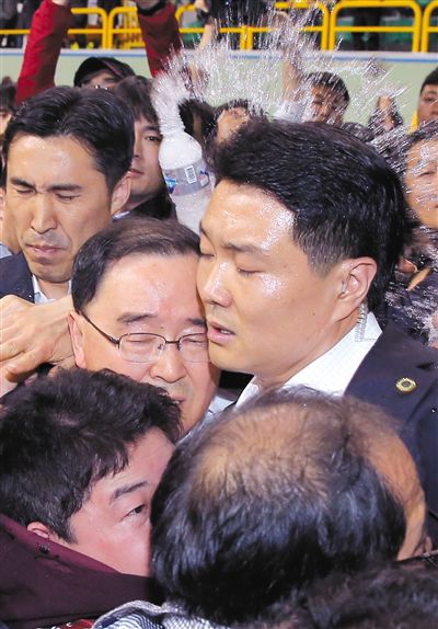 17日，鄭烘原（中）會見乘客家屬時，遭到家屬辱罵、潑水。