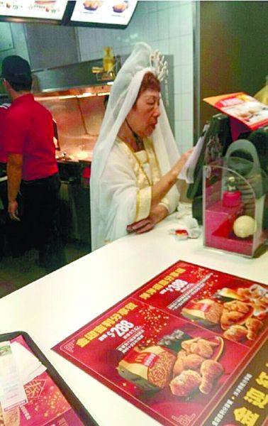 麥當(dāng)勞也挺拼的！店員化身觀(guān)音為顧客點(diǎn)餐