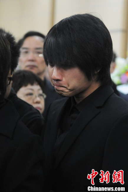 韓寒到場痛哭流淚。