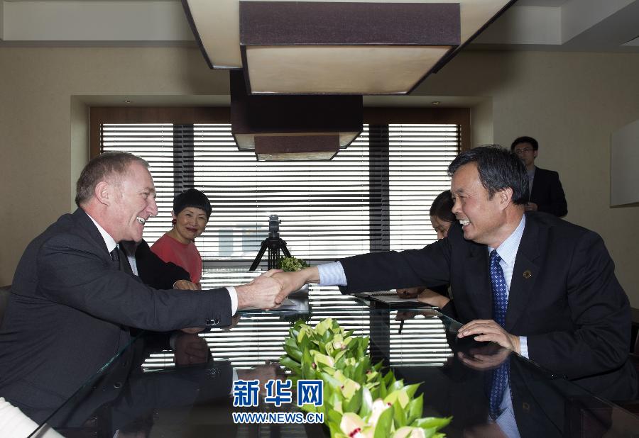 4月26日，國家文物局副局長宋新潮代表中方向法國有關(guān)方面負責(zé)人表示感謝。當日，法國皮諾家族在北京宣布