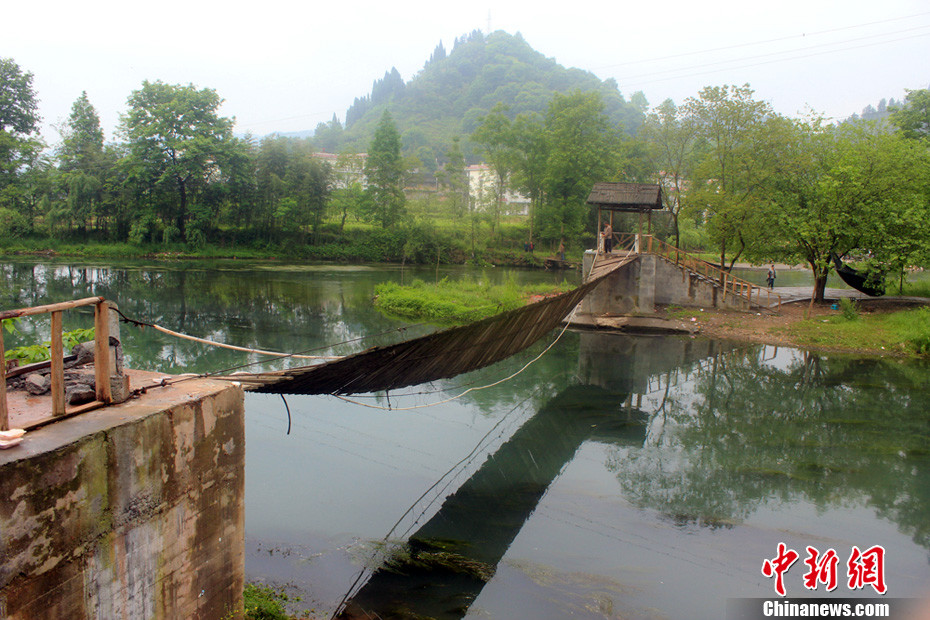 5月1日晚9點(diǎn)10分左右，湖南省鳳凰縣沱江鎮(zhèn)棉寨村距縣城3公里處桃花島篝火晚會(huì)散場時(shí)，游客經(jīng)過近水