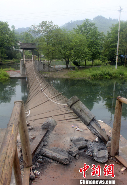5月1日晚9點(diǎn)10分左右，湖南省鳳凰縣沱江鎮(zhèn)棉寨村距縣城3公里處桃花島篝火晚會(huì)散場時(shí)，游客經(jīng)過近水