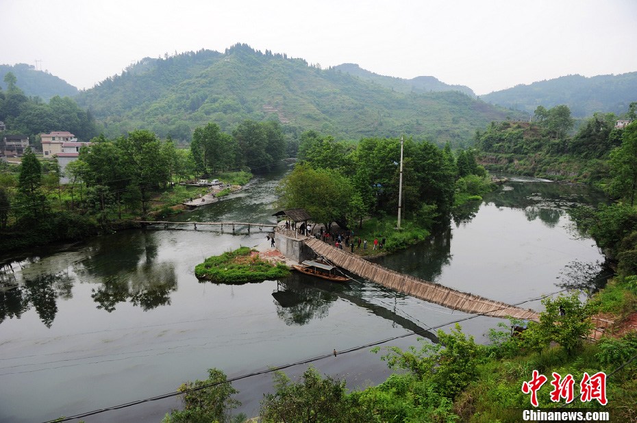 5月2日，鳳凰縣搜尋人員仍在沱江下游搜尋。