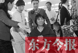 坐在輪椅上的，就是為兒子捐出肝、腎的母親潘大想