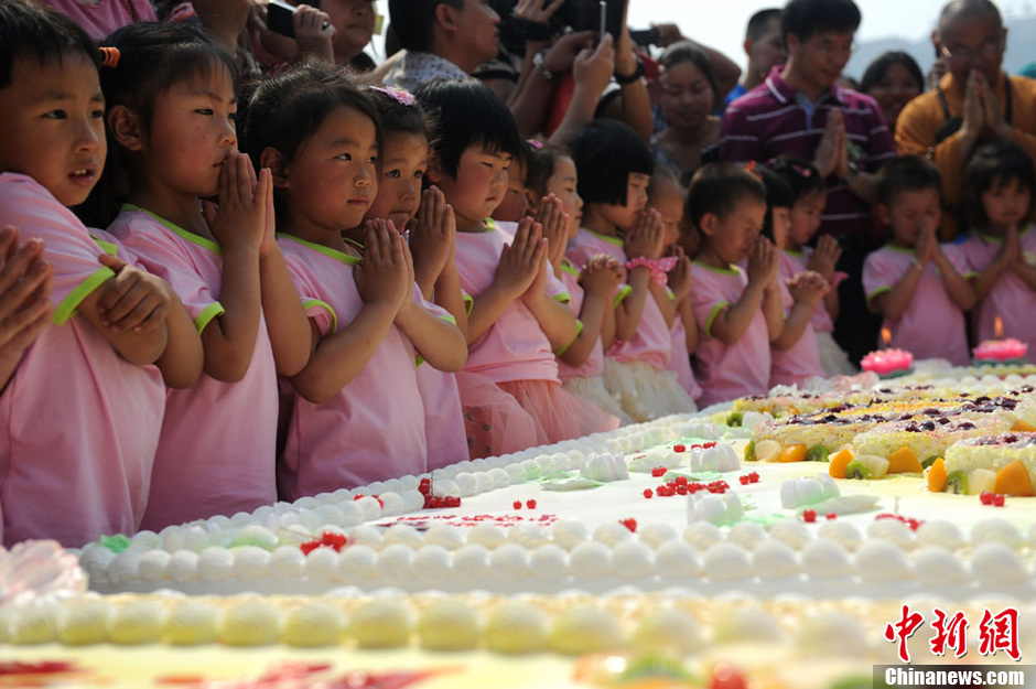 圖為孩子們?cè)谏盏案馇霸S下愿望。張浪 攝