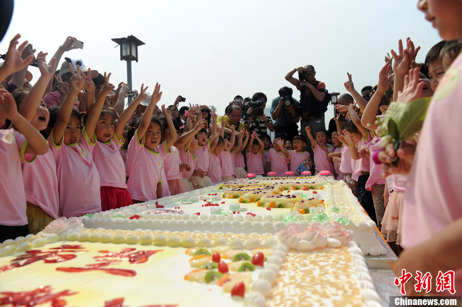 圖為孩子們準(zhǔn)備享用生日蛋糕。張浪 攝