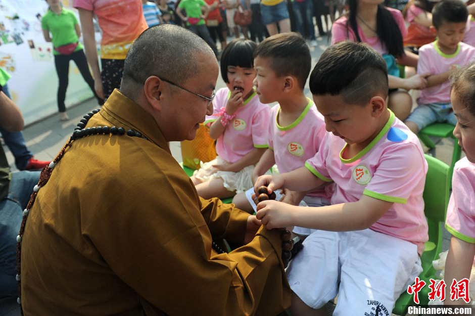 圖為羅漢寺素全法師與參加生日party的孩子。張浪 攝