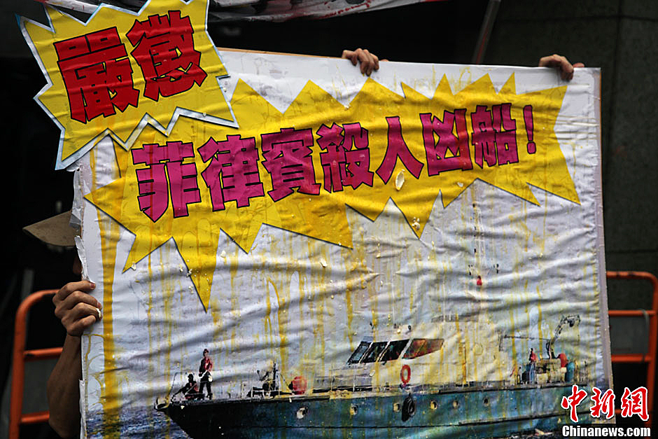 圖為一個抗議紙板蛋痕累累，持板人躲在紙板后面。中新社發(fā) 董會峰/攝