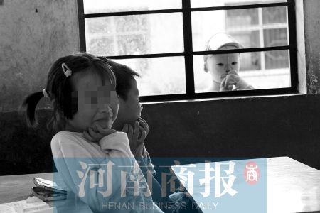 她不止一次說想去上學(xué)，而更多的時(shí)候，她是站在教室外面，眼巴巴地看著里面的小朋友