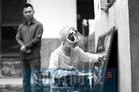 右手受傷了，她用左手在家里的小黑板上練習(xí)寫字